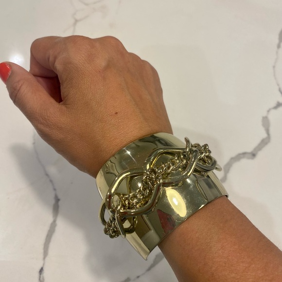 NWT Guess gold tone chain cuff statement bracelet - Picture 2 of 6